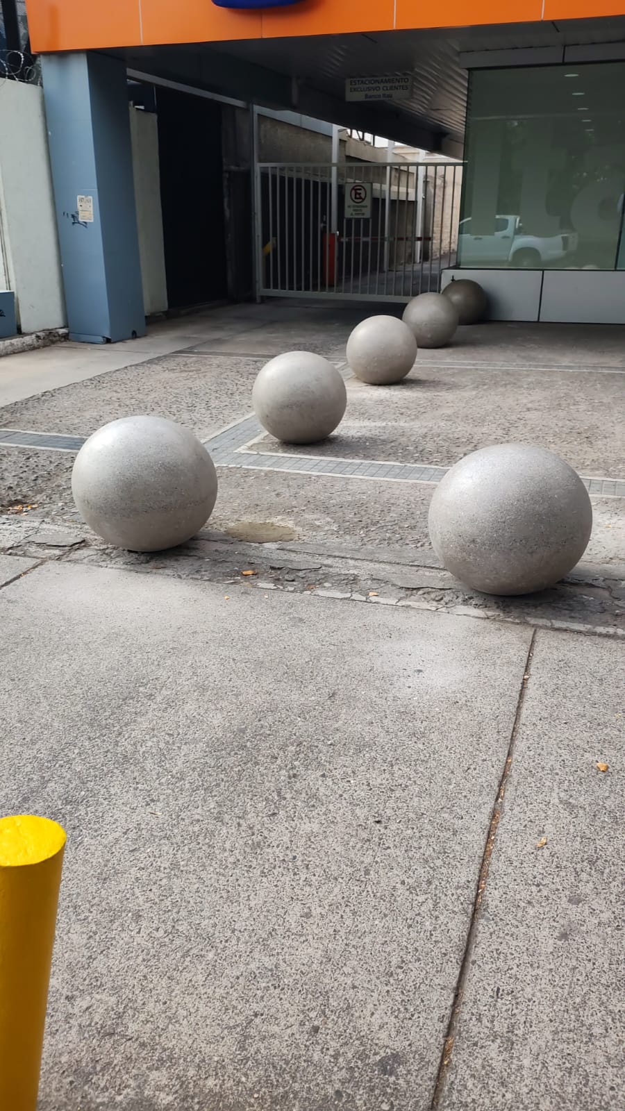 Esferas 60 cm Hormigón Banco Itaú